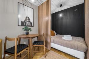 Postel nebo postele na pokoji v ubytování Park Sady Żoliborskie Modern Apartment