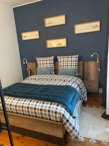 a bedroom with a bed with blue sheets and pillows at Appartement centre ville in Fontainebleau