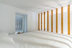 um quarto com uma cama branca com riscas amarelas em Modern and cozy- 1 Bedroom 1 Bathroom -Lavapiés em Madri