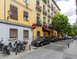 um grupo de motociclos estacionados numa rua da cidade em Modern and cozy- 1 Bedroom 1 Bathroom -Lavapiés em Madri