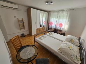 - une chambre avec un lit, une table et une chaise dans l'établissement Apartma RELAX, à Bertoki