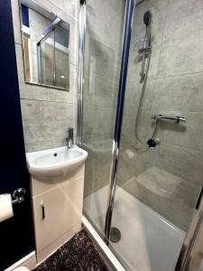 a bathroom with a shower and a sink and a toilet at Perfect stay with Dallas Studio in Hayes