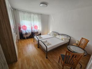 Cama ou camas em um quarto em Apartma RELAX