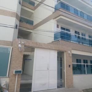 un edificio con una porta bianca per il garage e un edificio di Loft 2 Quadras da Praia do Recreio a Rio de Janeiro