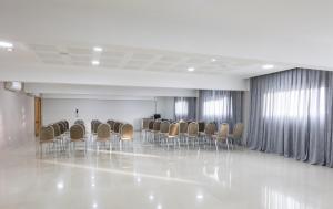un grupo de sillas en una habitación con un podio en Apart Hotel Rivadavia 815 en Neuquén