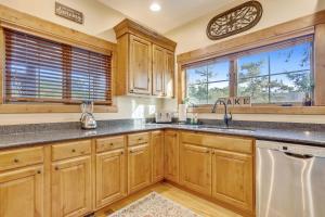 Una cocina o cocineta en Lakefront home with fire pit and dock Near Wisp Resort