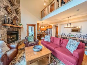 Un lugar para sentarse en Lakefront home with fire pit and dock Near Wisp Resort