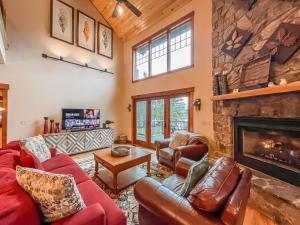 ein Wohnzimmer mit Sofas und einem Kamin in der Unterkunft Lakefront home with fire pit and dock Near Wisp Resort in McHenry