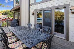 Un balcón o terraza en Lakefront home with fire pit and dock Near Wisp Resort