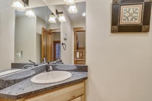 Un baño de Lakefront home with fire pit and dock Near Wisp Resort 37 fotos más