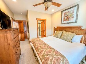 Una cama o camas en una habitación de Lakefront home with fire pit and dock Near Wisp Resort