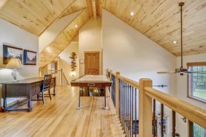 Galería fotográfica de Lakefront home with fire pit and dock Near Wisp Resort en McHenry