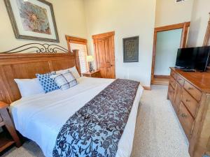 Una cama o camas en una habitación de Lakefront home with fire pit and dock Near Wisp Resort