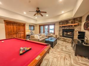 Galería fotográfica de Lakefront home with fire pit and dock Near Wisp Resort en McHenry