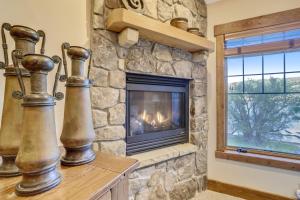 Galería fotográfica de Lakefront home with fire pit and dock Near Wisp Resort en McHenry