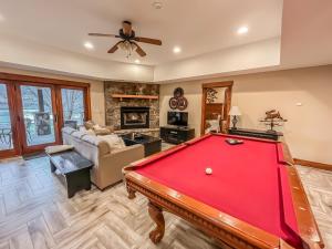 Galería fotográfica de Lakefront home with fire pit and dock Near Wisp Resort en McHenry