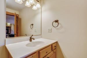 Un baño de Lakefront home with fire pit and dock Near Wisp Resort