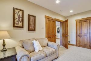 Un lugar para sentarse en Lakefront home with fire pit and dock Near Wisp Resort