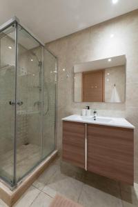 拉巴特Très bel appartement bien situé Hayriad的浴室配有淋浴和洗手池 更多8张照片