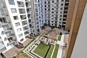 an aerial view of a courtyard in a apartment building at Urban Oasis Apartments at Tyrwhitt in Johannesburg