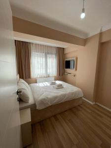 - une chambre avec un grand lit et une fenêtre dans l'établissement Mina Suits, à Istanbul