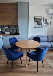 einen Tisch und Stühle in einem Zimmer mit Küche in der Unterkunft Apartamenty Parkowe D9 in Oświęcim