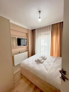 een slaapkamer met een wit bed en een raam bij Mina Suits in Istanbul