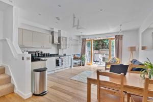 A kitchen or kitchenette at The Wharf - Oxford City Centre with Garden at Lyter Living Serviced Accommodation Oxford