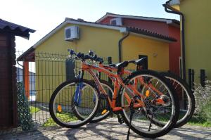 Radfahren an der Unterkunft KAMENJAK VOLME, Cousy house with Pool oder in der Nähe