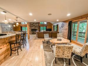 Χώρος καθιστικού στο 7 mins to Wisp New Hot tub Modern Cabin with Huge Media Room Fire Pit