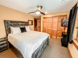 Ένα ή περισσότερα κρεβάτια σε δωμάτιο στο 7 mins to Wisp New Hot tub Modern Cabin with Huge Media Room Fire Pit +42 φωτογραφίες