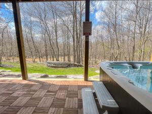 Πισίνα στο ή κοντά στο 7 mins to Wisp New Hot tub Modern Cabin with Huge Media Room Fire Pit