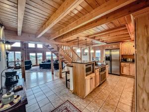 una gran cocina con armarios de madera y una escalera en Lake Access Dock Hot Tub Fire Pit Game Room More, en Swanton