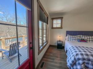 Ένα ή περισσότερα κρεβάτια σε δωμάτιο στο New Construction Lakefront Home with Private Dock Fire Pit Hot Tub
