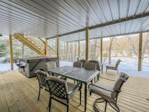 Μπαλκόνι ή βεράντα στο New Construction Lakefront Home with Private Dock Fire Pit Hot Tub