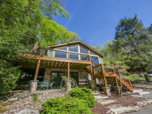 Κήπος έξω από το Nearby Private Lakefront with Hot Tub Fire Pit and Dock