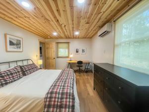 Ένα ή περισσότερα κρεβάτια σε δωμάτιο στο New Construction Modern Lakefront A-Frame with Hot Tub Fire Pit