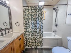 Ένα μπάνιο στο New Construction Modern Lakefront A-Frame with Hot Tub Fire Pit +39 φωτογραφίες