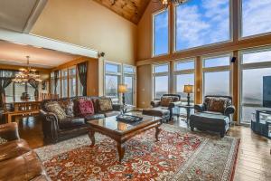 Χώρος καθιστικού στο Indoor Pool Huge Home Best View of the Lake