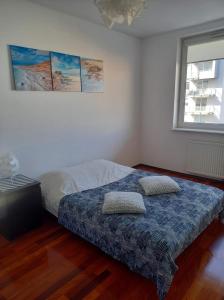 una camera con un letto con due cuscini sopra di Apartament Żagiel a Danzica