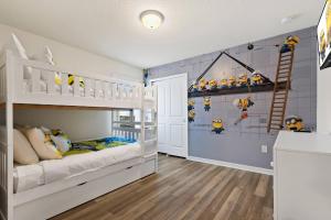 Habitación infantil con literas y escalera en Luxury Six Bed Four in Bath Windsor Island BSV1707, en Davenport