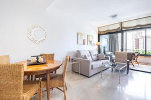 een woonkamer met een tafel en een bank bij Gemelos 23 Apartment 5-A Levante Beach in Benidorm