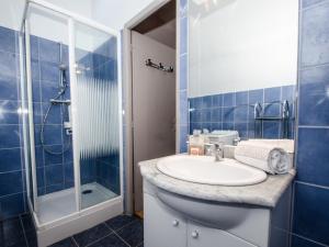 Kúpeľňa v ubytovaní Charmant duplex au cœur de Chamonix avec terrasse, wifi et parking - FR-1-343-183 + 11 fotografií