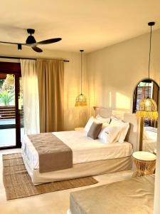 a bedroom with two beds and a ceiling fan at Palma Deluxe House in Sarti