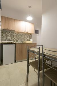 kuchnia ze stołem, krzesłami i lodówką w obiekcie Socrates Apartmens & Restaurant w mieście Milatos +34 zdjęcia