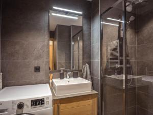 mała łazienka z umywalką i prysznicem w obiekcie Bel appart 4* avec jardin privé, à 350m de la Flégère, WIFI, PARKING - FR-1-343-213 w Chamonix-Mont-Blanc +15 zdjęć