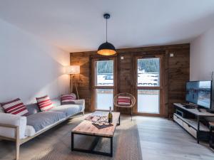 Televízia a/alebo spoločenská miestnosť v ubytovaní Appartement duplex au centre de Chamonix avec WiFi et parking - FR-1-343-189