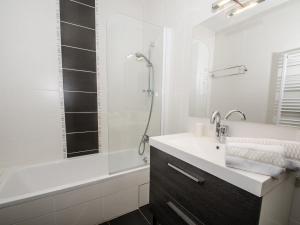 Kúpeľňa v ubytovaní Appartement central à Chamonix avec WiFi et animaux acceptés - FR-1-343-216 + 10 fotografií