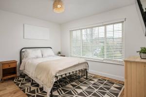 1 dormitorio con cama y ventana en Cherry Park Escape, en Troutdale