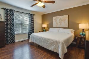 - une chambre avec un lit et un ventilateur de plafond dans l'établissement Charming Temple Home Sunroom and Private Backyard!, 
